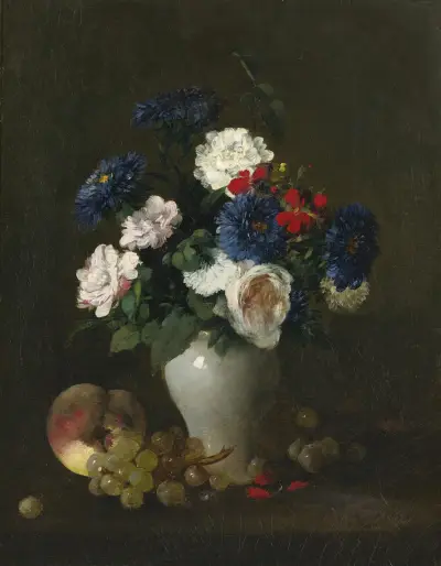 Verschiedene Blumen in einer Vase mit Trauben und einem Pfirsich auf einem Tisch von Antoine Vollon