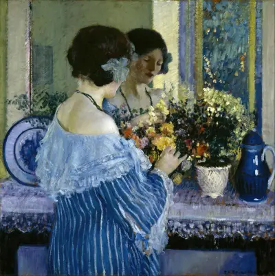 Dziewczyna w błękicie układająca kwiaty, Frederick Carl Frieseke