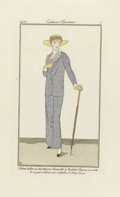 Costume tailleur en Cheyotte grise. Chemisette de Baptiste von Bernard Boutet de Monvel