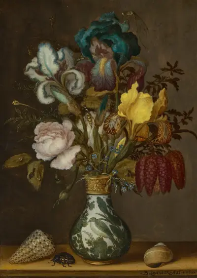 Irisy, růže, řebčíky a pomněnky ve wanli váze se dvěma mušlemi a broukem na římse, Balthasar van der Ast