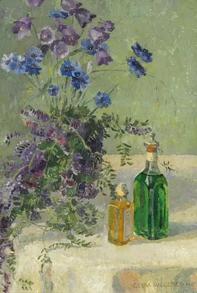 Still life with blue flowers and two bottles on a table av Gerda Wegener