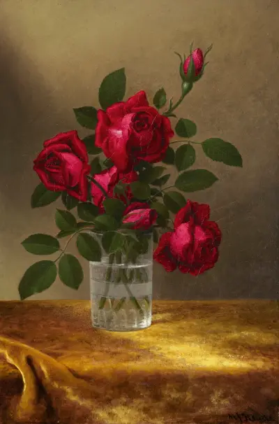 Rosen und Rosenknospen in einem Glas von Martin Johnson Heade