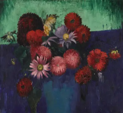 Stillleben, Dahlien und Gänseblümchen in einer blauen Vase von Mark Gertler