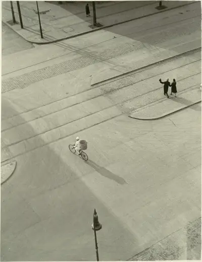 7 A.M. (New Year’s Morning) av László Moholy-Nagy