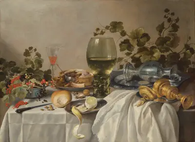 Frühstück mit Silber und Glas auf einem drapierten Tisch, mit Weinreben, Früchten und Backwaren von Pieter Claesz
