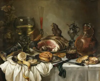 Stillleben mit einem Römer, einem irdenen Krug, einem umgestürzten Silberbecher, einem Schinken und anderen Gegenständen auf einer drapierten Tischplatte von Pieter Claesz