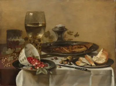 Stillleben mit Römer, geräuchertem Hering, Walnüssen, weißen Johannisbeeren und Walderdbeeren von Pieter Claesz