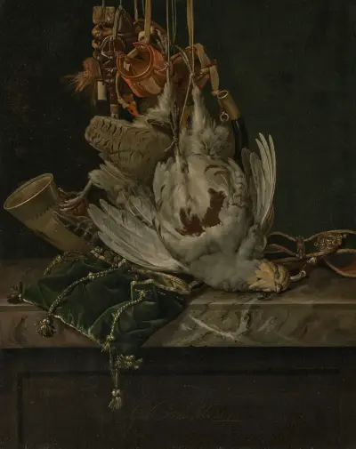 Ein Rebhuhn, ein Jagdhorn, eine Falkenhaube und eine goldverzierte grüne Samt-Jagdtasche über einer Marmorplatte hängend von Willem van Aelst