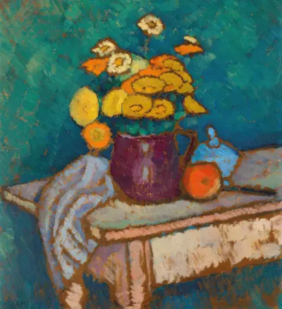 Stillleben mit Tuch, Blumen im Krug, Apfel und Behälter auf Tisch av Alexej von Jawlensky