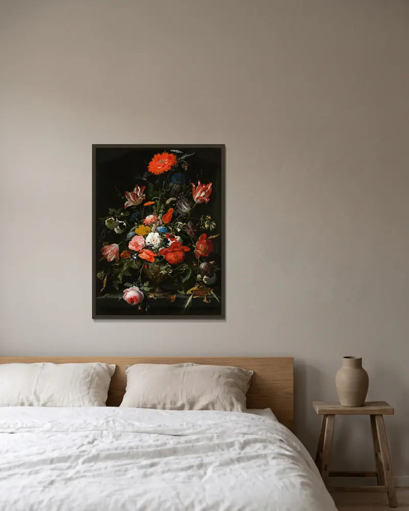Blommor i metallvas av Abraham Mignon inramad på en vägg