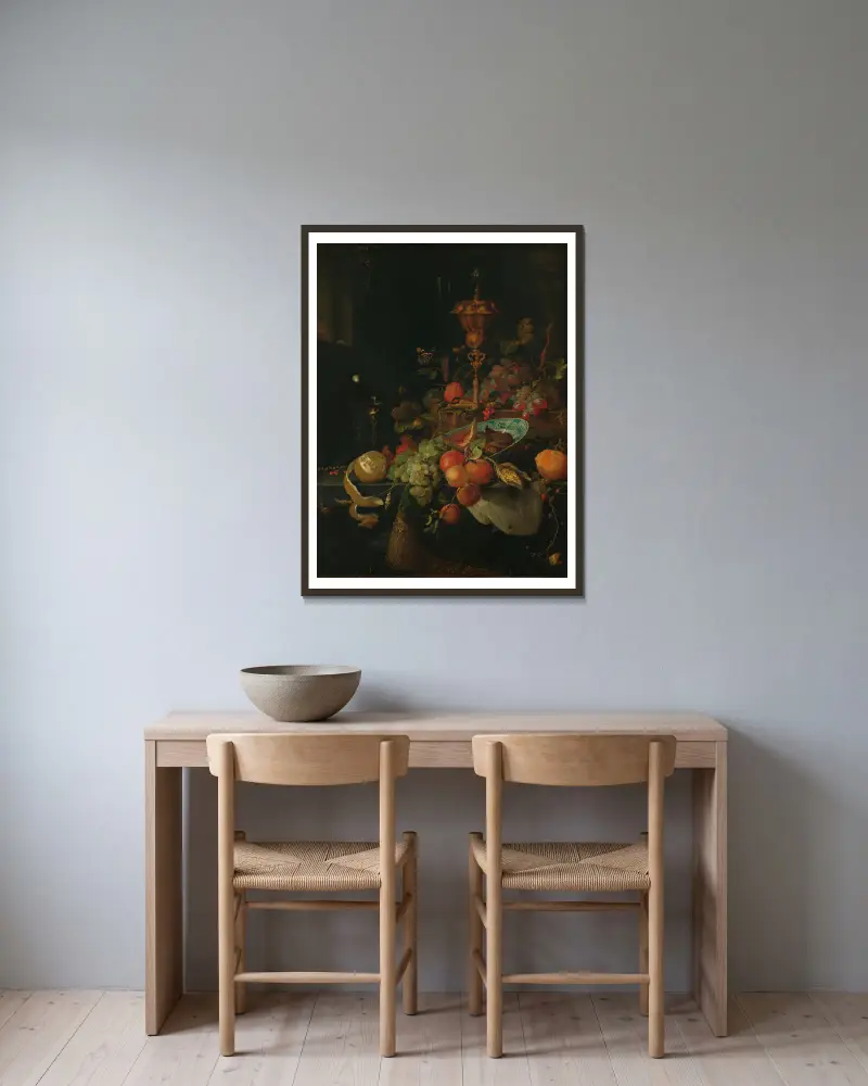 Stillleben mit Früchten und einem Becher auf einem Hahnenfuß von Abraham Mignon gerahmt an einer Wand