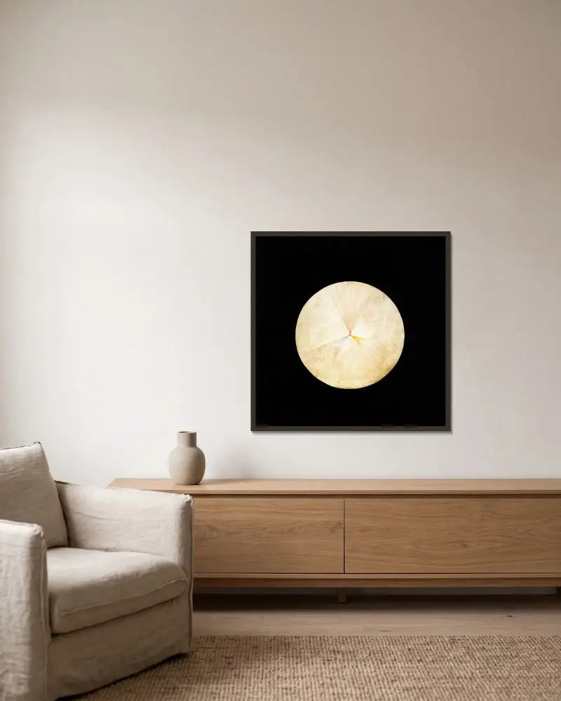 Serie SUW, nr 14 Svanen av Hilma af Klint inramad på en vägg