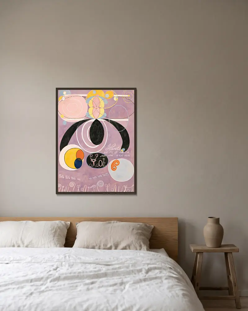 De tio största, nr 6 av Hilma af Klint inramad på en vägg