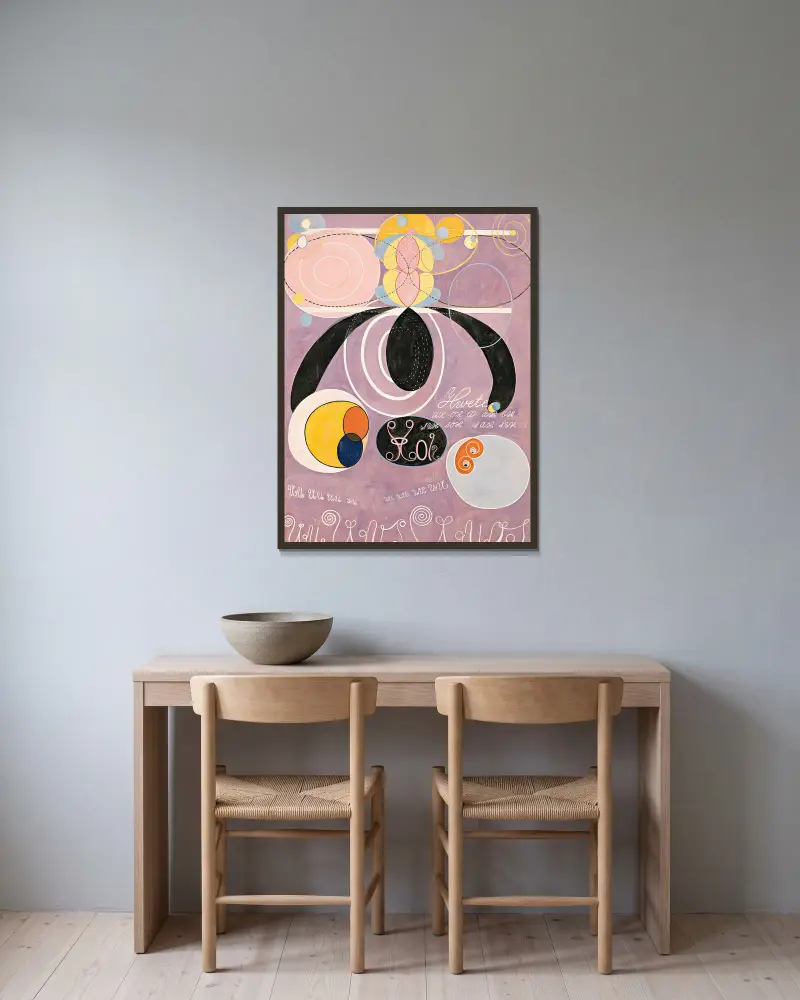 De tio största, nr 6 av Hilma af Klint inramad på en vägg