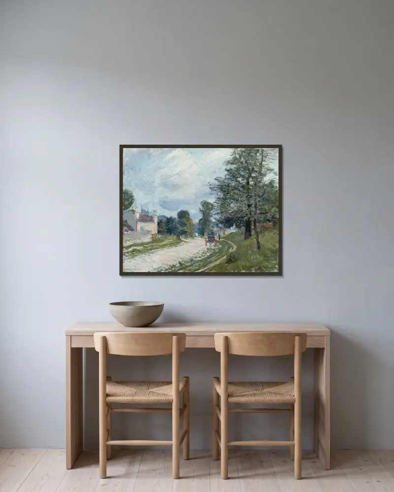 A Turn in the Road av Alfred Sisley inramad på en vägg