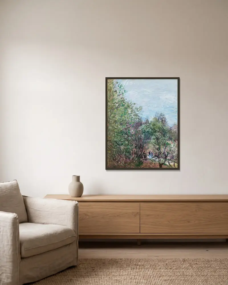 Två figurer vid kanten av en skog, Veneux-Nadon av Alfred Sisley inramad på en vägg