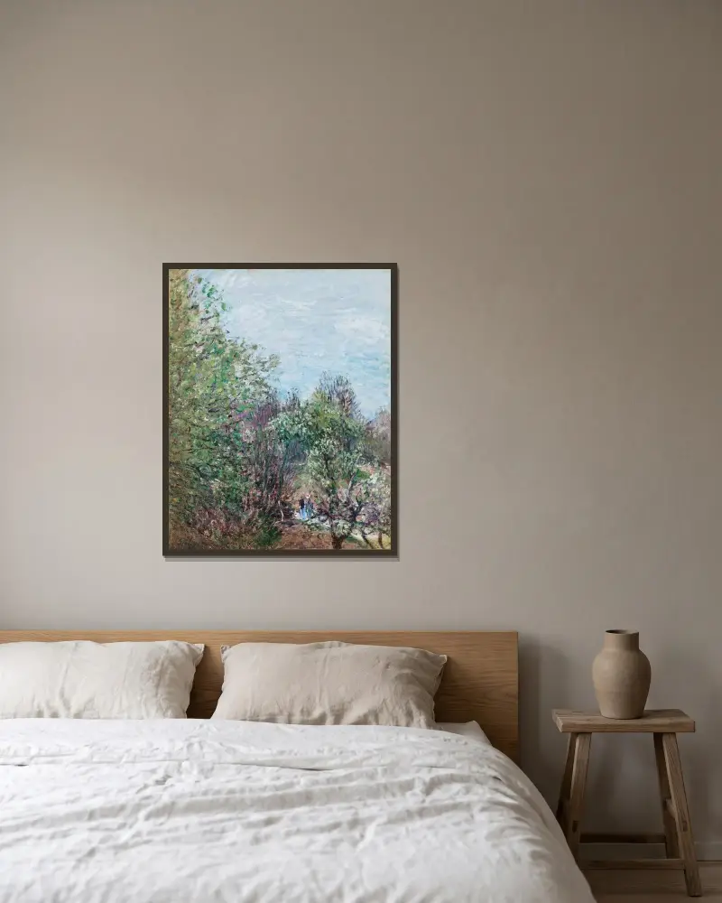 Två figurer vid kanten av en skog, Veneux-Nadon av Alfred Sisley inramad på en vägg