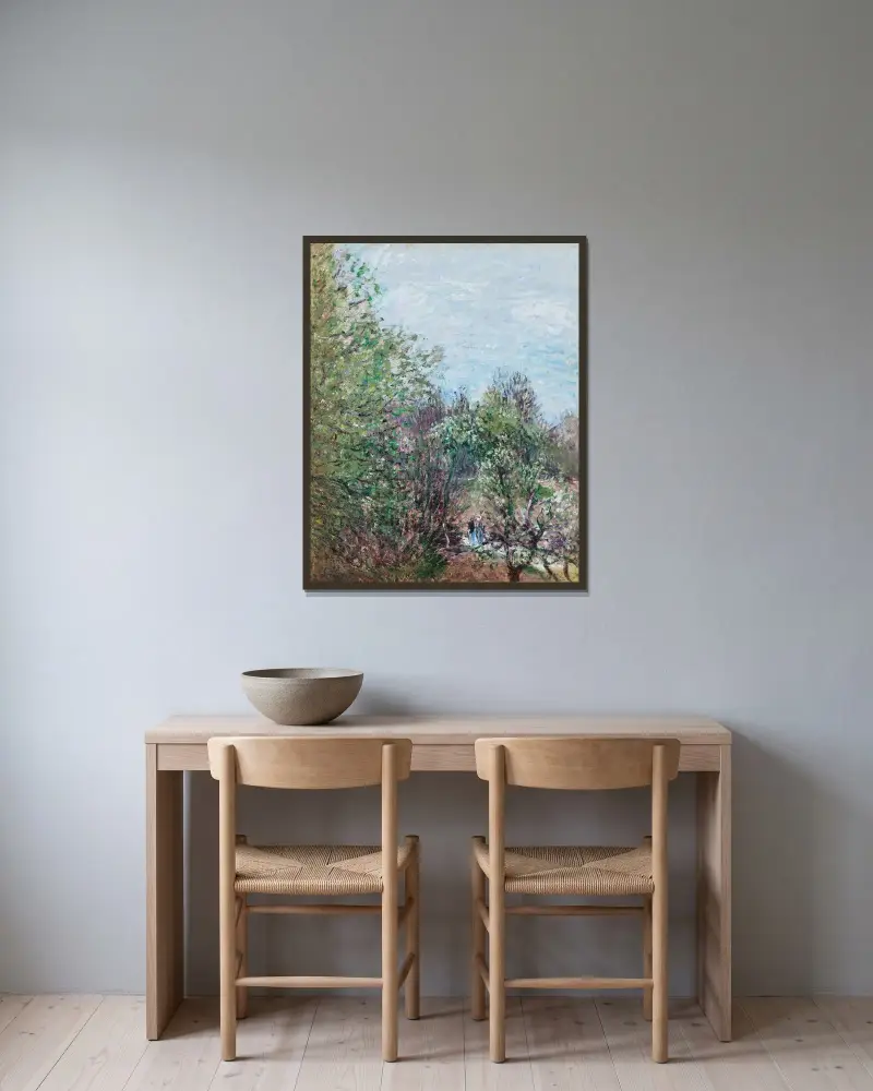Två figurer vid kanten av en skog, Veneux-Nadon av Alfred Sisley inramad på en vägg