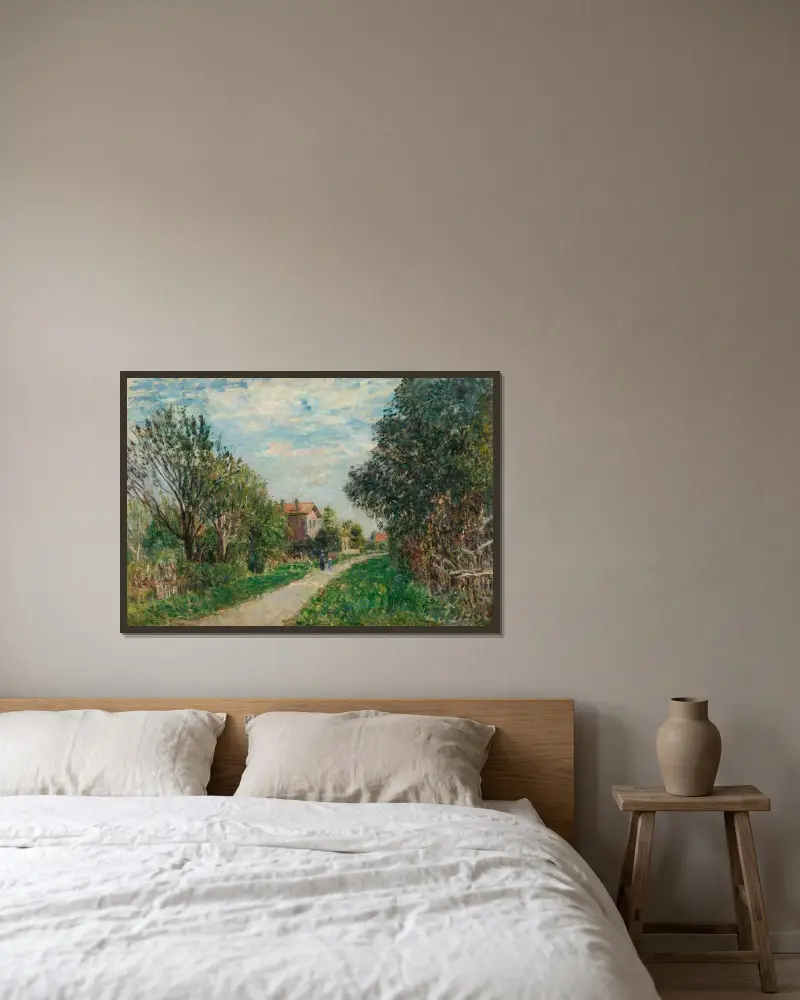 Frau und Kind auf dem Wiesenweg, Sèvres von Alfred Sisley gerahmt an einer Wand