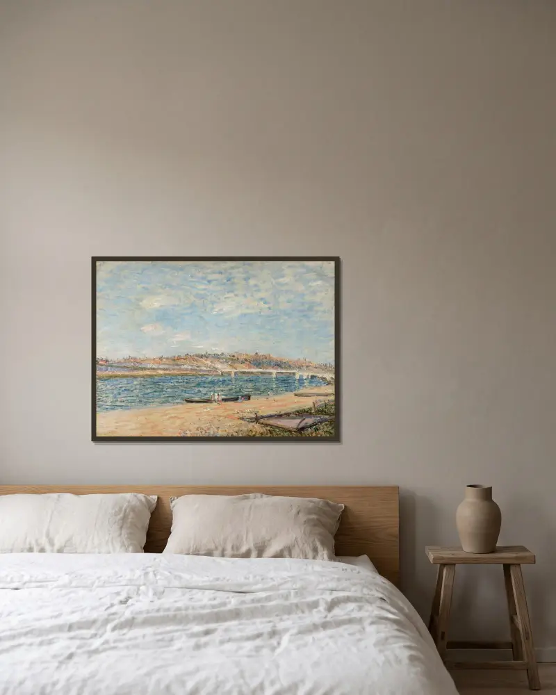 Stranden vid Saint-Mammès av Alfred Sisley inramad på en vägg