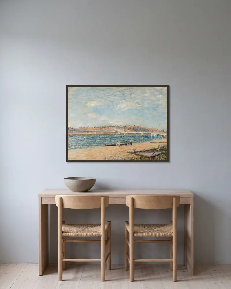 Stranden vid Saint-Mammès av Alfred Sisley inramad på en vägg