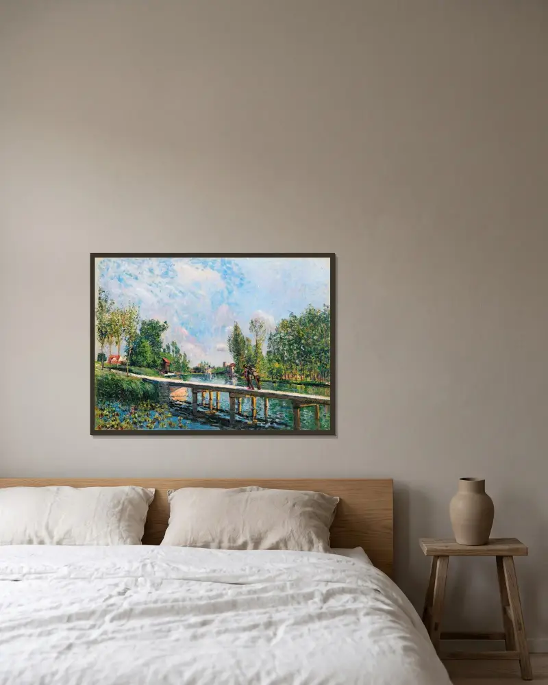 Gångbron – Dragvägen längs Canal du Loing av Alfred Sisley inramad på en vägg