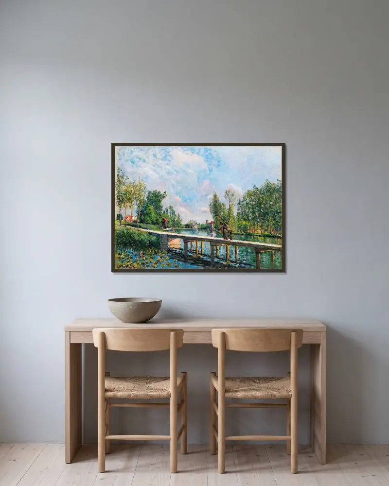 Gångbron – Dragvägen längs Canal du Loing av Alfred Sisley inramad på en vägg