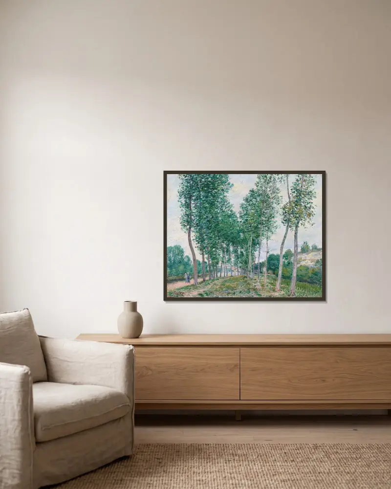 Poppelallén vid Loings strand av Alfred Sisley inramad på en vägg