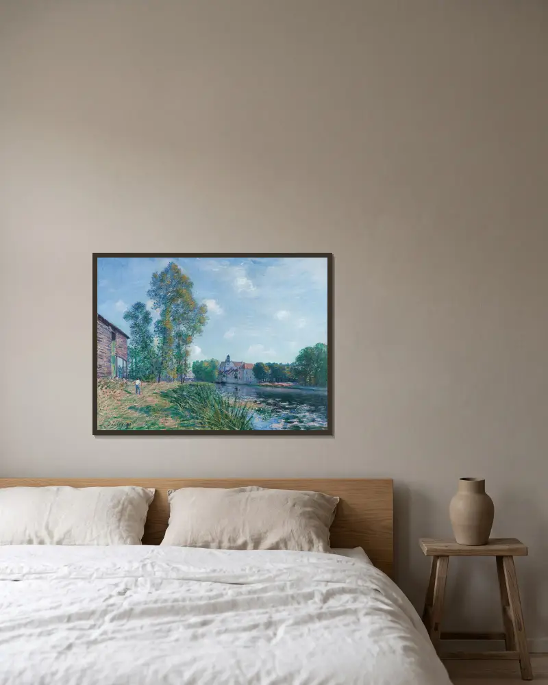 Loing vid Moret, sommartid av Alfred Sisley inramad på en vägg