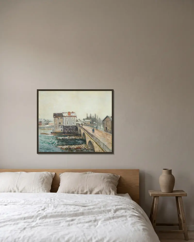 Bron i Moret och kvarnarna – vinterstämning av Alfred Sisley inramad på en vägg