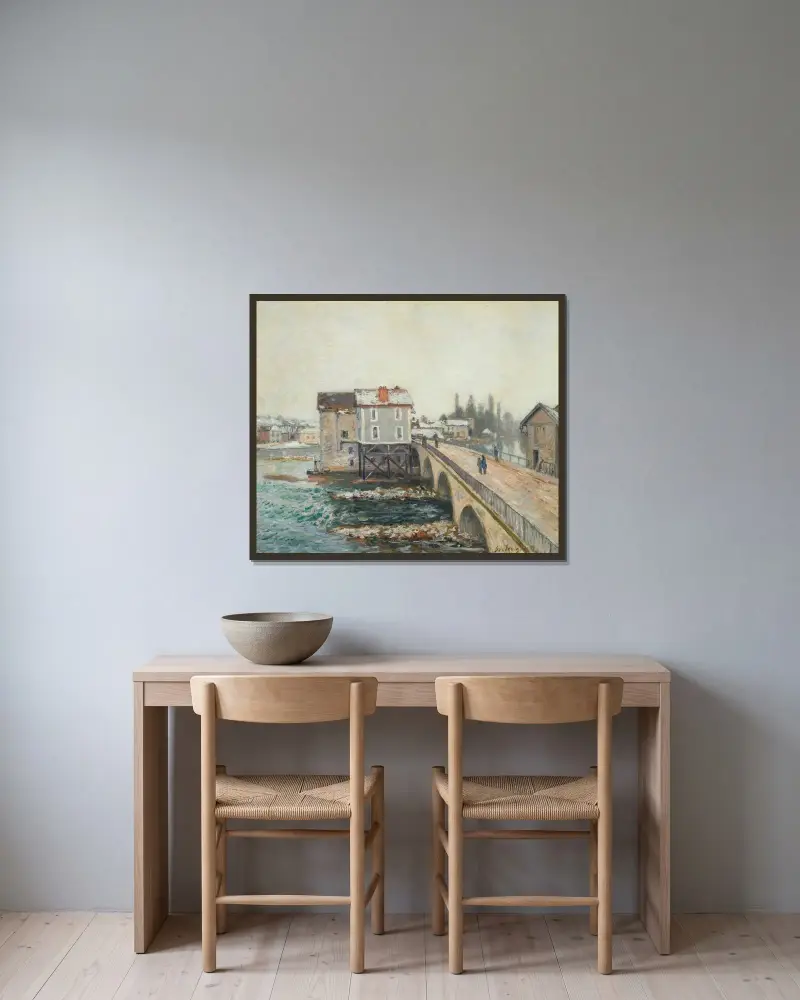 Bron i Moret och kvarnarna – vinterstämning av Alfred Sisley inramad på en vägg