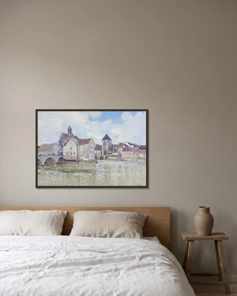 Le Pont de Moret av Alfred Sisley inramad på en vägg