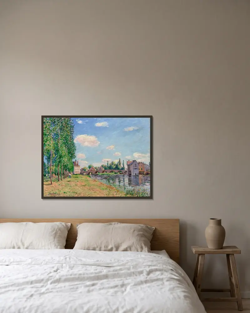 Die Brücke von Moret-sur-Loing im Sommer von Alfred Sisley gerahmt an einer Wand