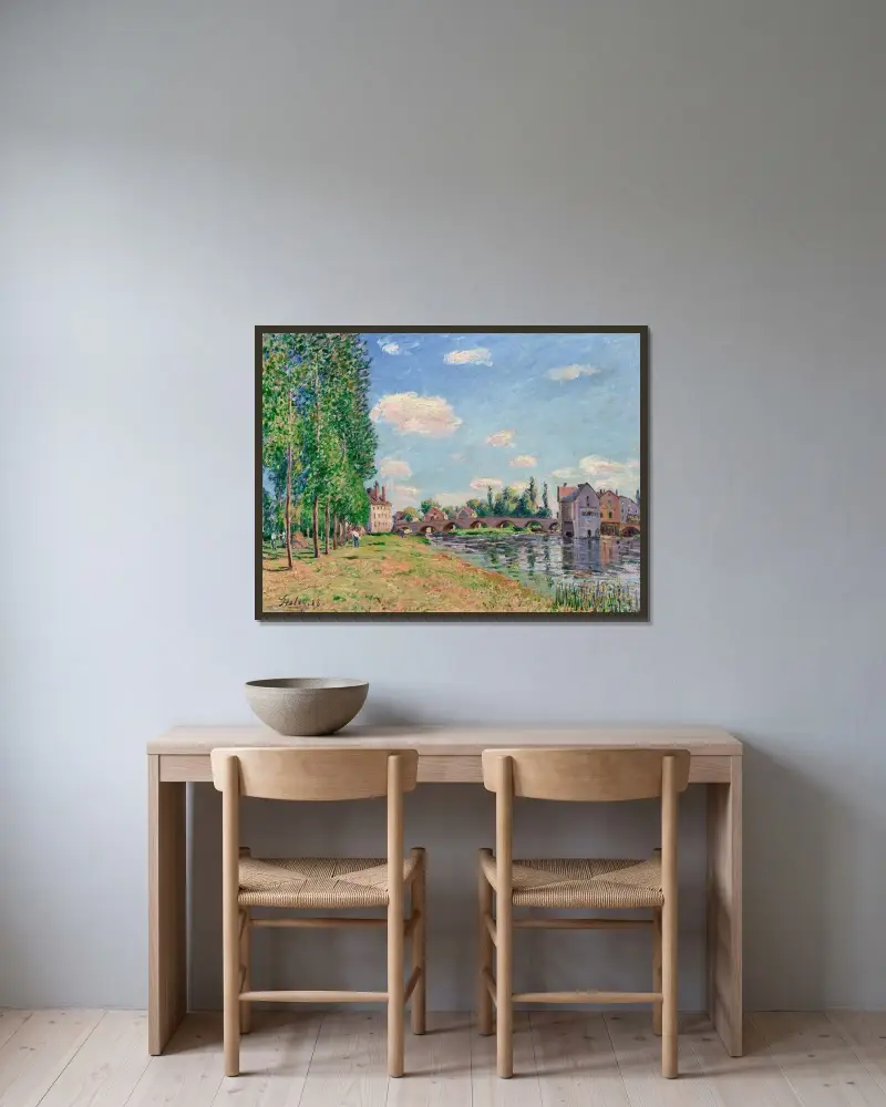 Die Brücke von Moret-sur-Loing im Sommer von Alfred Sisley gerahmt an einer Wand