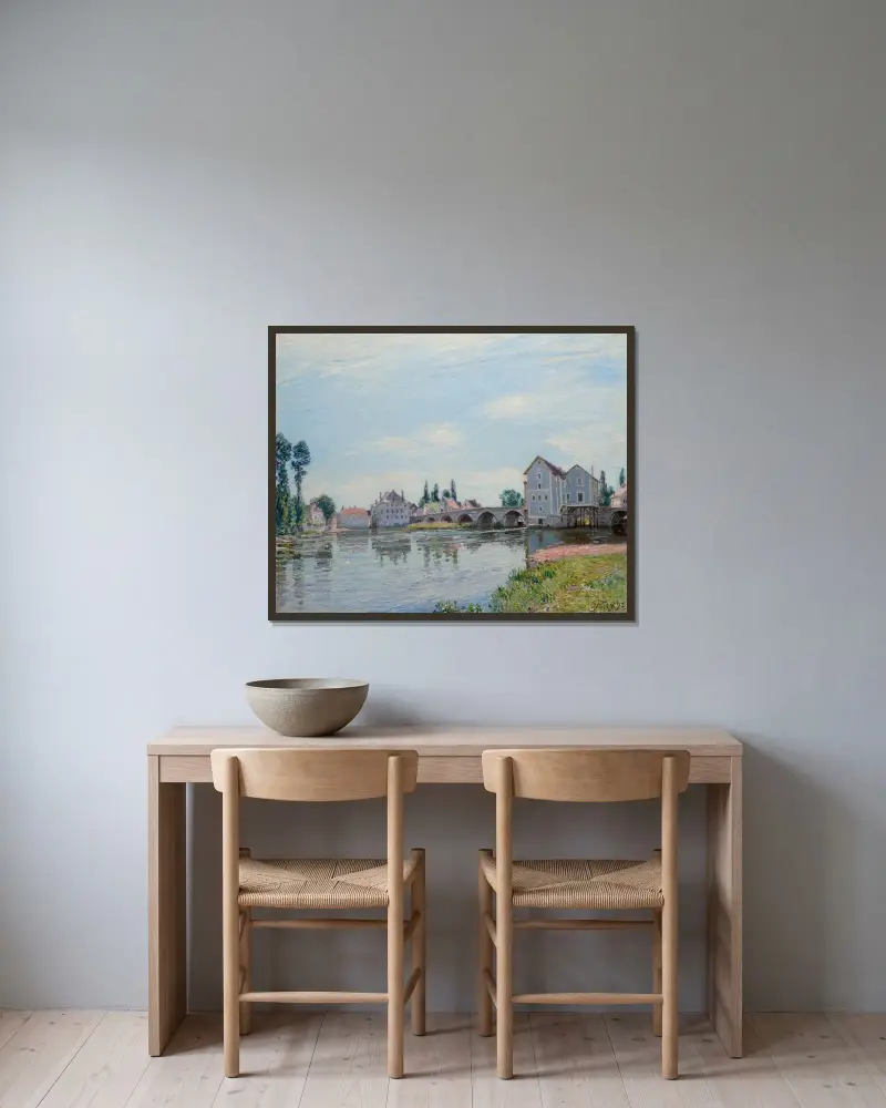 Le Pont de Moret-sur-Loing av Alfred Sisley inramad på en vägg