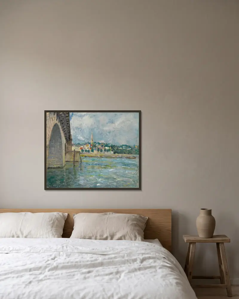 Le Pont De St. Cloud av Alfred Sisley inramad på en vägg