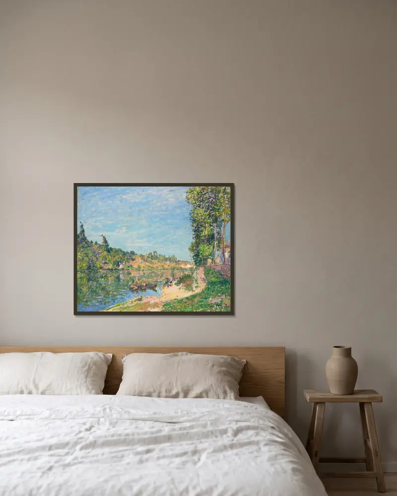 Die Hügel von La Celle bei Saint-Mammès von Alfred Sisley gerahmt an einer Wand