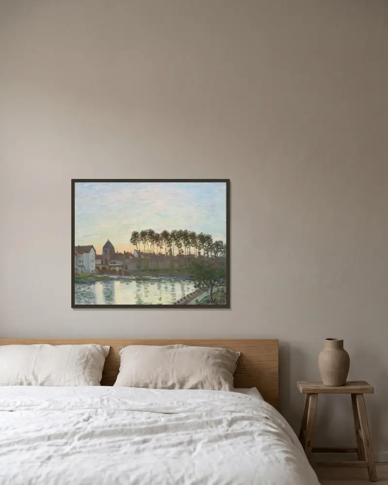 Moret-sur-Loing i solnedgång av Alfred Sisley inramad på en vägg