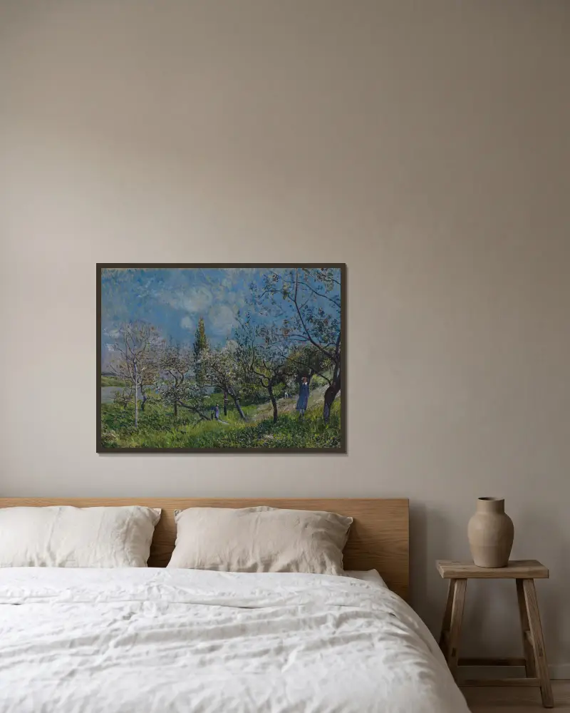 Orchard in Spring av Alfred Sisley inramad på en vägg