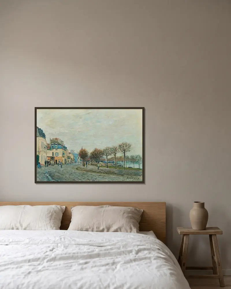Port-Marly avant l’inondation av Alfred Sisley inramad på en vägg