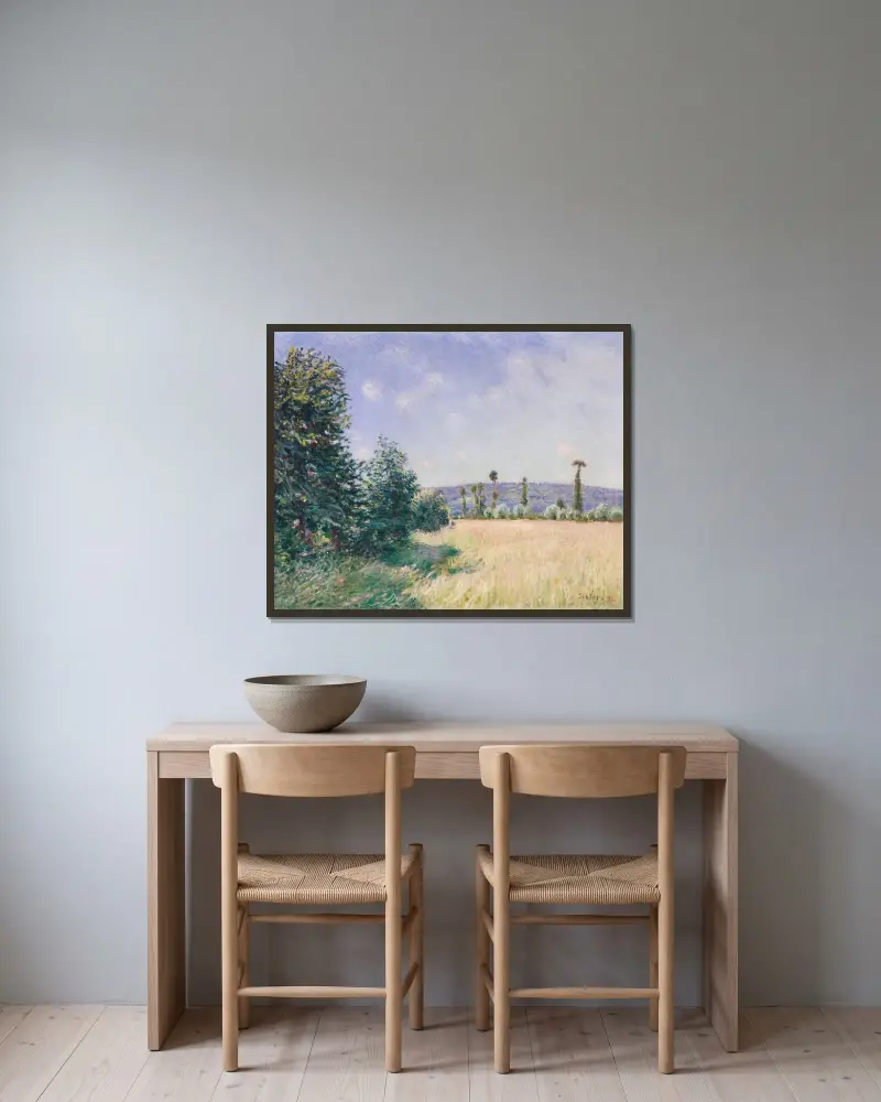 Sahurs ängar i morgonsol av Alfred Sisley inramad på en vägg