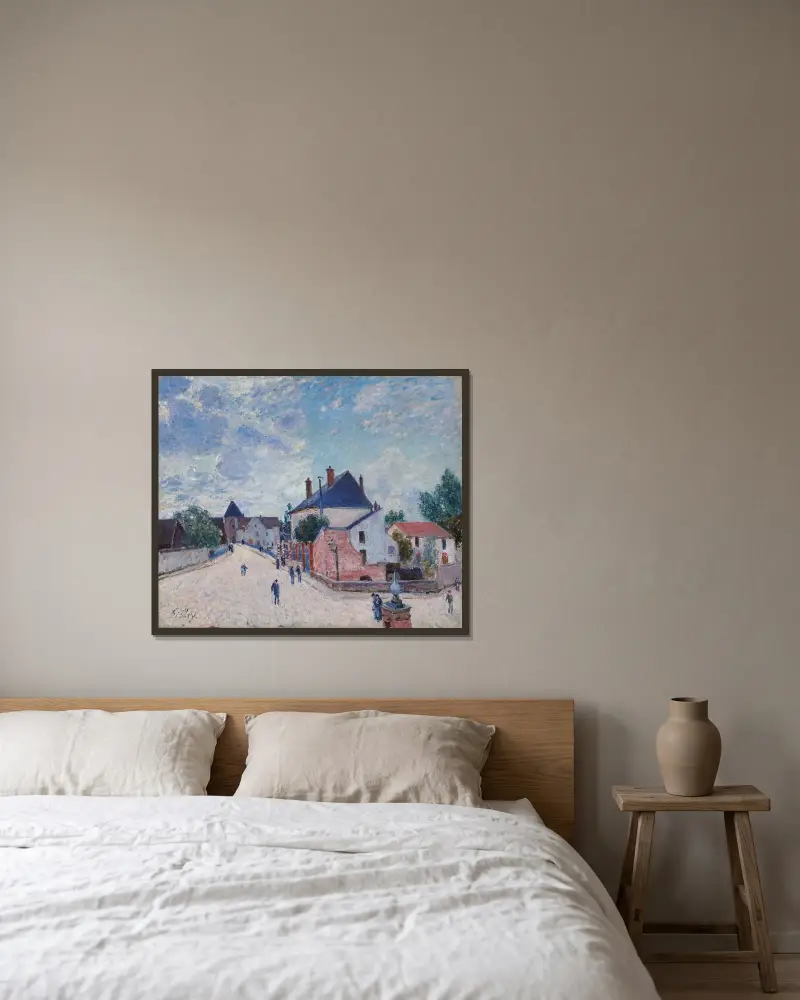 Street in Moret av Alfred Sisley inramad på en vägg