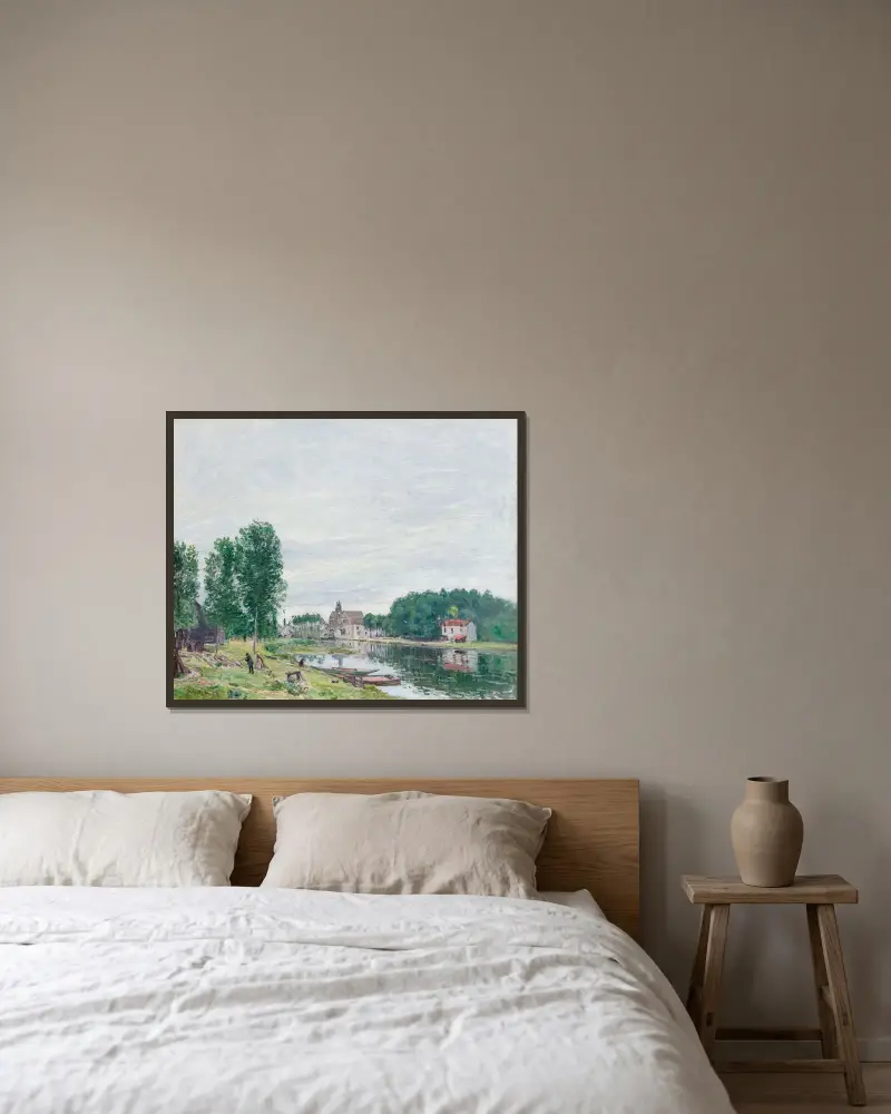 Die Bootswerft von Matrat, Moret-sur-Loing, bei Regenwetter von Alfred Sisley gerahmt an einer Wand
