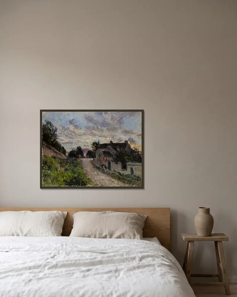 En väg i Louveciennes av Alfred Sisley inramad på en vägg