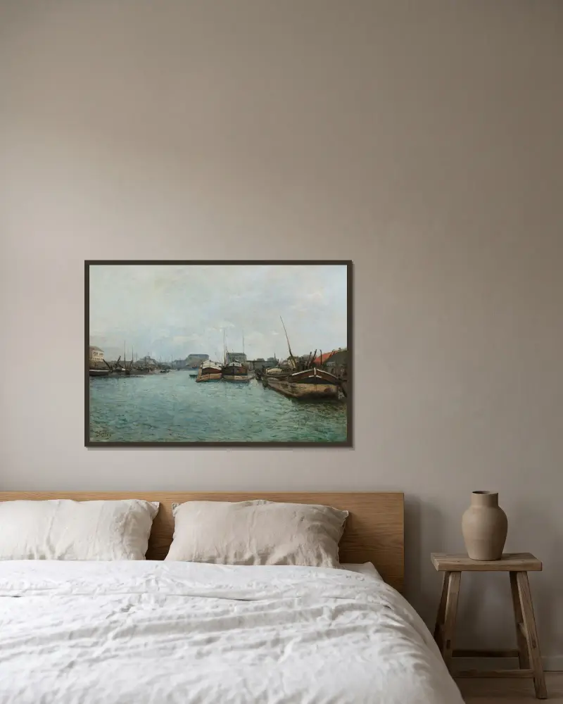 Vy över en hamn, pråmarna av Alfred Sisley inramad på en vägg