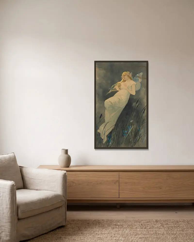 Elfe mit Irisblüten av Alphonse Mucha inramad på en vägg
