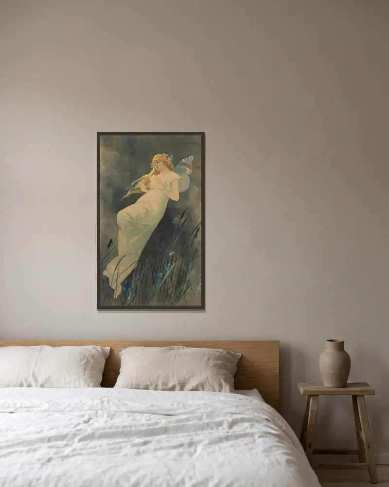 Elfe mit Irisblüten av Alphonse Mucha inramad på en vägg