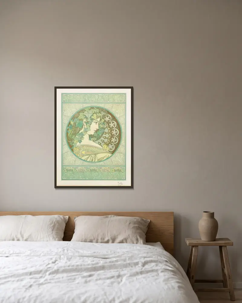 Ivy av Alphonse Mucha inramad på en vägg