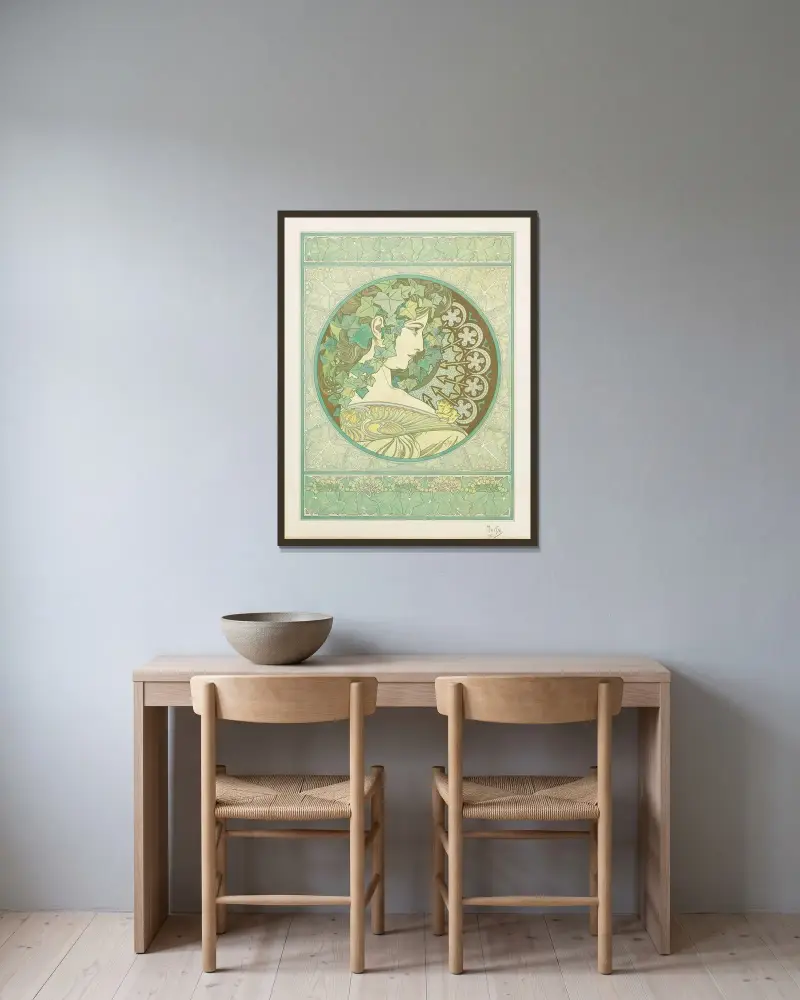 Ivy av Alphonse Mucha inramad på en vägg