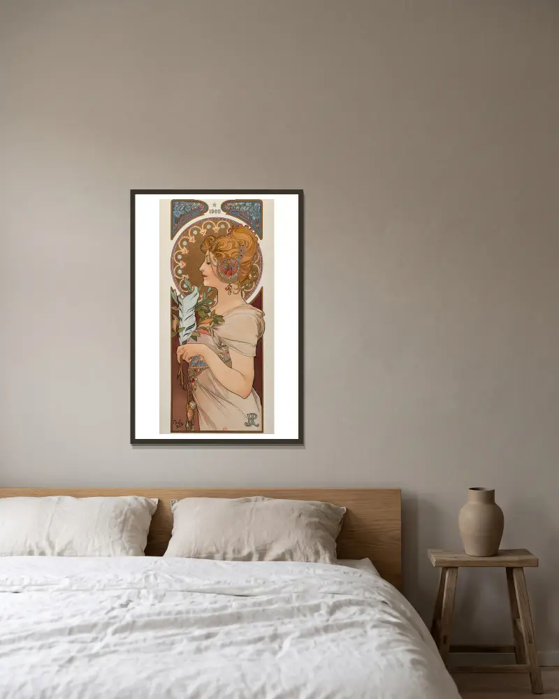 La Plume, 1899 av Alphonse Mucha inramad på en vägg